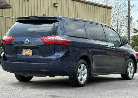 More photos of 2020 Toyota Sienna L at Carmel Auto Gallery, IN