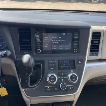 More photos of 2020 Toyota Sienna L at Carmel Auto Gallery, IN