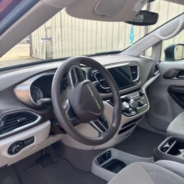 More photos of 2017 Chrysler Pacifica Touring L at Carmel Auto Gallery, IN