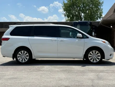 More photos of 2017 Toyota Sienna XLE at Carmel Auto Gallery, IN