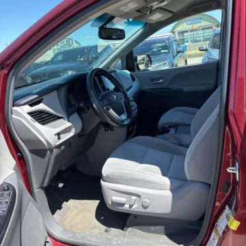 More photos of 2017 Toyota Sienna LE at Carmel Auto Gallery, IN