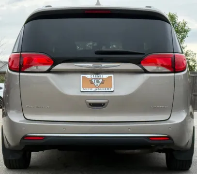 More photos of 2017 Chrysler Pacifica Limited at Carmel Auto Gallery, IN