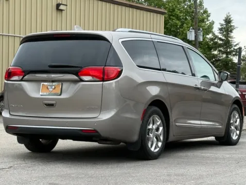 More photos of 2017 Chrysler Pacifica Limited at Carmel Auto Gallery, IN