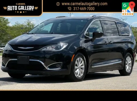 Black 2018 Chrysler Pacifica Touring L for sale in Carmel, IN