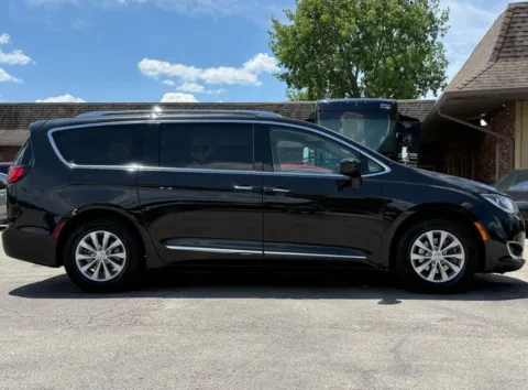 More photos of 2018 Chrysler Pacifica Touring L at Carmel Auto Gallery, IN