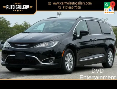 Black 2019 Chrysler Pacifica Touring L for sale in Carmel, IN