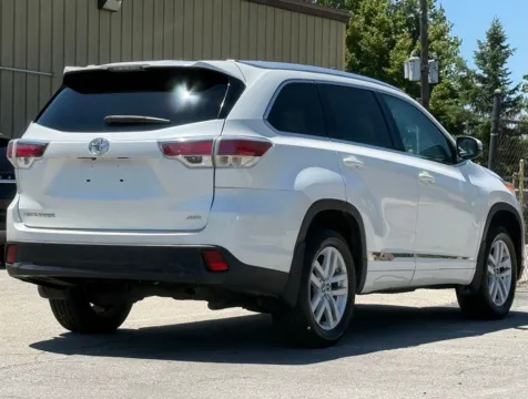 More photos of 2016 Toyota Highlander LE V6 at Carmel Auto Gallery, IN