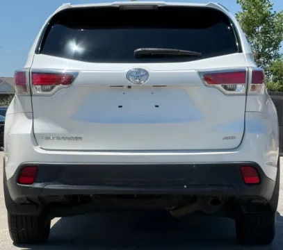 More photos of 2016 Toyota Highlander LE V6 at Carmel Auto Gallery, IN