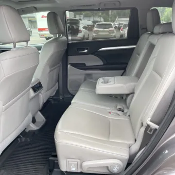 More photos of 2018 Toyota Highlander XLE at Carmel Auto Gallery, IN