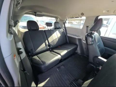 More photos of 2020 Toyota Sienna SE Premium at Carmel Auto Gallery, IN