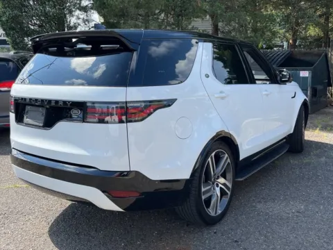 More photos of 2022 Land Rover Discovery HSE R-Dynamic at Carmel Auto Gallery, IN