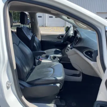 More photos of 2018 Chrysler Pacifica Touring L at Carmel Auto Gallery, IN