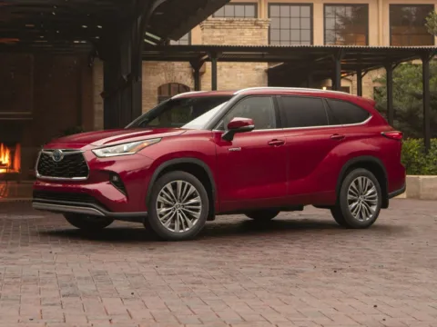 Green 2020 Toyota Highlander Hybrid XLE for sale in Carmel, IN