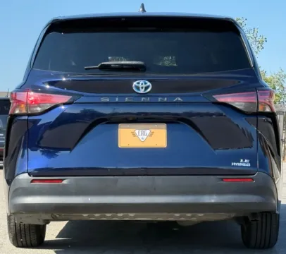 More photos of 2022 Toyota Sienna LE at Carmel Auto Gallery, IN
