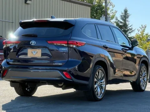 More photos of 2022 Toyota Highlander Hybrid Limited at Carmel Auto Gallery, IN