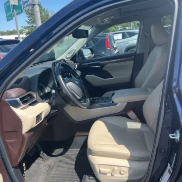 More photos of 2022 Toyota Highlander Hybrid Limited at Carmel Auto Gallery, IN