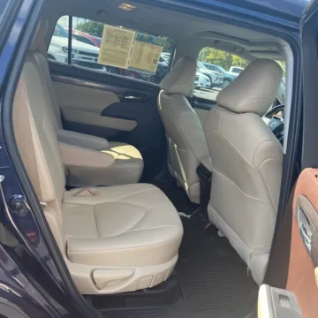 More photos of 2022 Toyota Highlander Hybrid Limited at Carmel Auto Gallery, IN