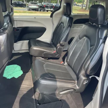 More photos of 2020 Chrysler Pacifica Touring L at Carmel Auto Gallery, IN