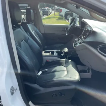 More photos of 2020 Chrysler Pacifica Touring L at Carmel Auto Gallery, IN