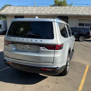 More photos of 2022 Jeep Wagoneer Series II at Carmel Auto Gallery, IN
