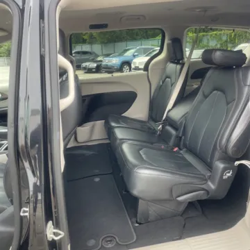 More photos of 2018 Chrysler Pacifica Touring L at Carmel Auto Gallery, IN