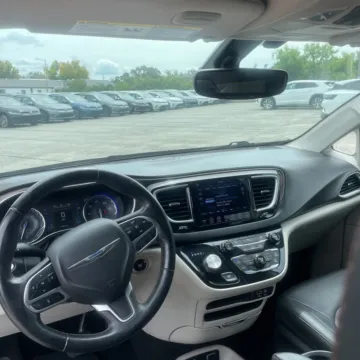 More photos of 2018 Chrysler Pacifica Touring L at Carmel Auto Gallery, IN