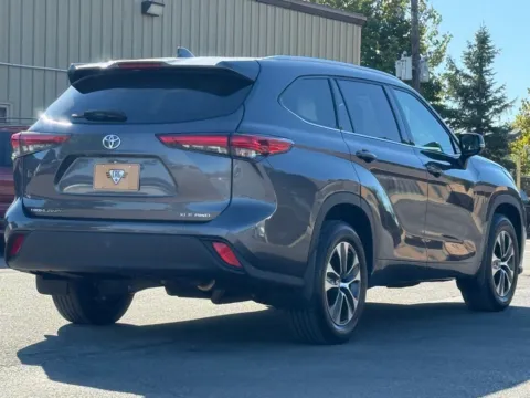 More photos of 2021 Toyota Highlander XLE at Carmel Auto Gallery, IN
