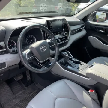 More photos of 2021 Toyota Highlander XLE at Carmel Auto Gallery, IN