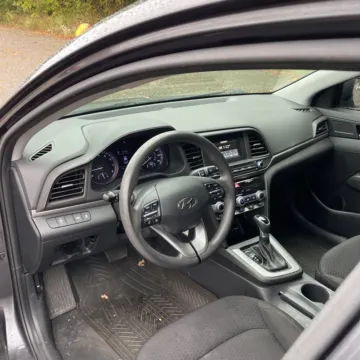 More photos of 2020 Hyundai Elantra SE at Carmel Auto Gallery, IN
