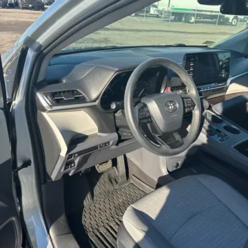 More photos of 2022 Toyota Sienna LE at Carmel Auto Gallery, IN