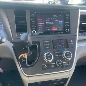 More photos of 2020 Toyota Sienna LE at Carmel Auto Gallery, IN