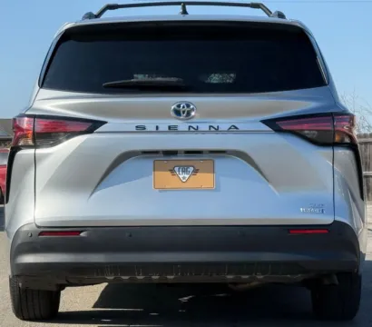 More photos of 2021 Toyota Sienna XLE at Carmel Auto Gallery, IN