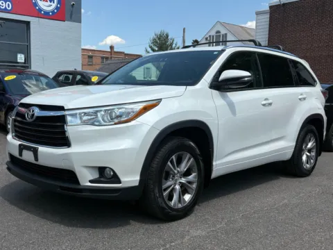 White 2015 Toyota Highlander XLE V6 for sale in Philadelphia, PA