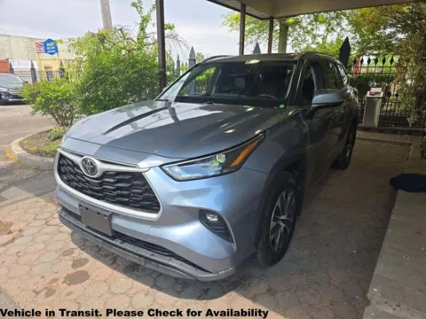Gray 2022 Toyota Highlander XLE for sale in Philadelphia, PA
