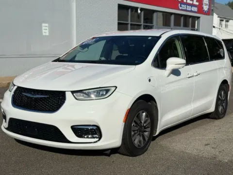 White 2022 Chrysler Pacifica Hybrid Touring L for sale in Philadelphia, PA