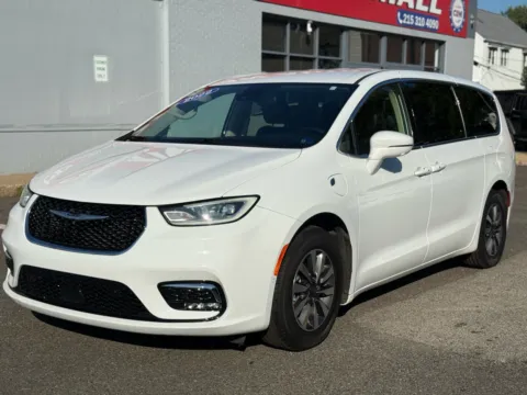 White 2022 Chrysler Pacifica Hybrid Touring L for sale in Philadelphia, PA
