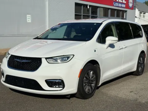 White 2022 Chrysler Pacifica Hybrid Touring L for sale in Philadelphia, PA