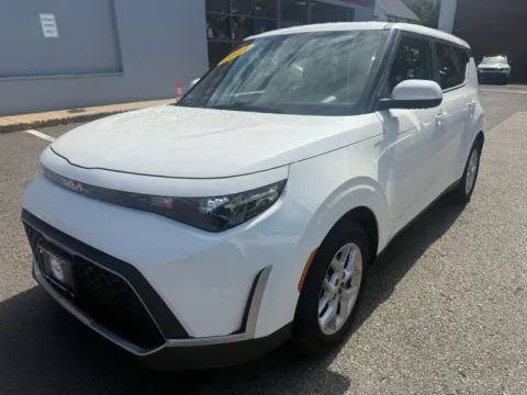 White 2023 Kia Soul LX for sale in Philadelphia, PA