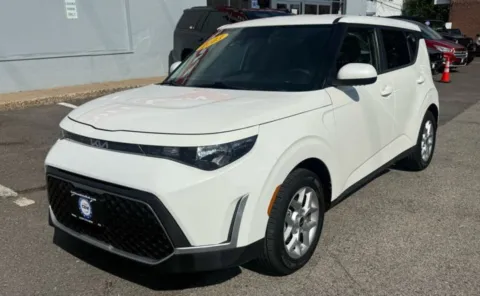 White 2023 Kia Soul LX for sale in Philadelphia, PA