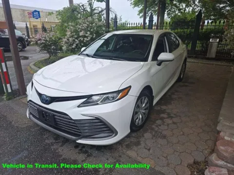 White 2022 Toyota Camry Hybrid LE for sale in Philadelphia, PA
