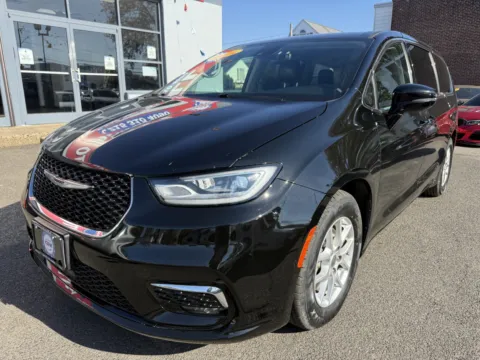 Black 2024 Chrysler Pacifica Touring L for sale in Philadelphia, PA