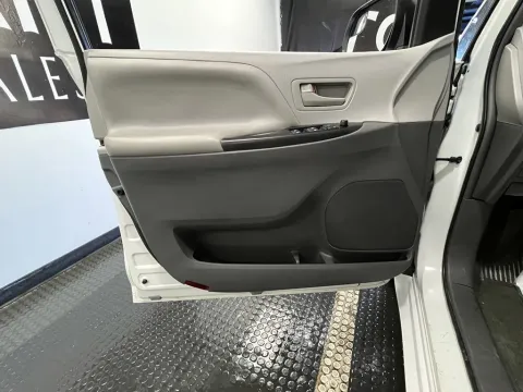 More photos of 2016 Toyota Sienna L at Hobart Auto Sales, IN