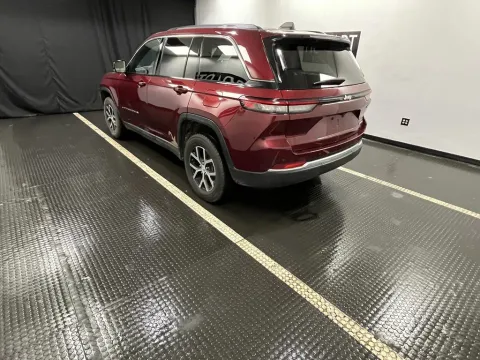 More photos of 2023 Jeep Grand Cherokee Limited at Hobart Auto Sales, IN