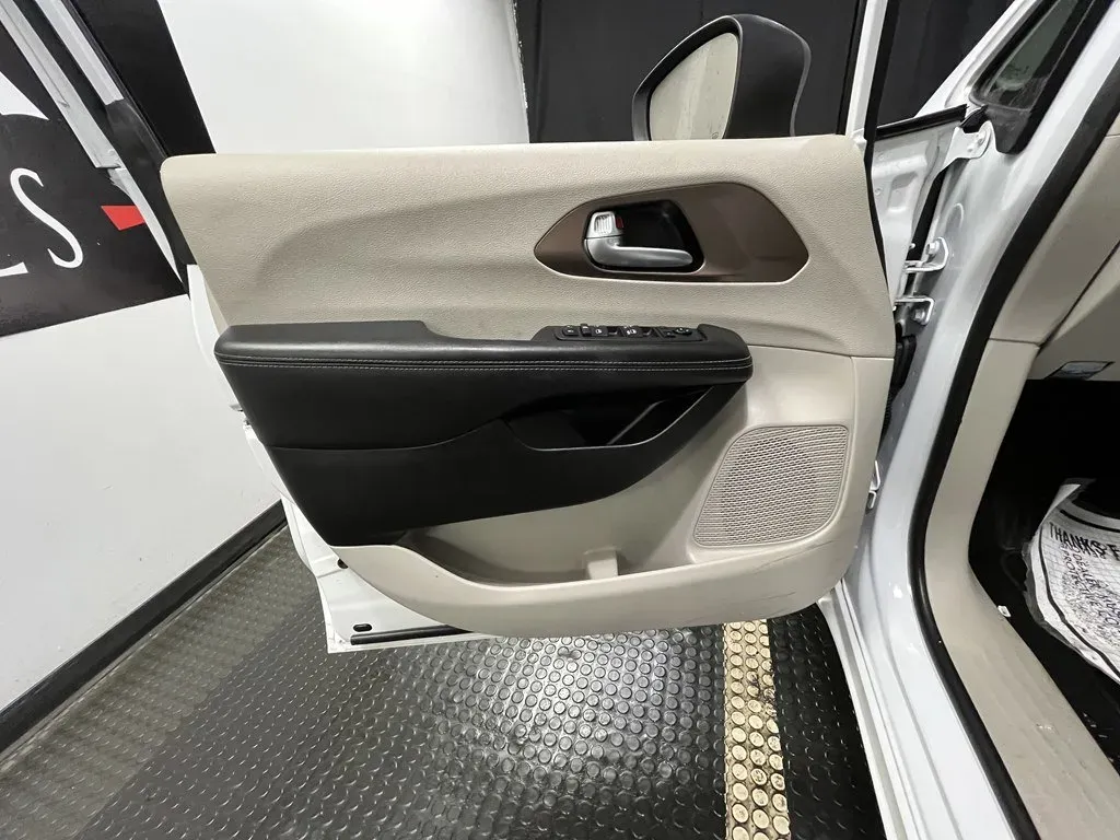 2024 Chrysler Voyager LX - Photo 7