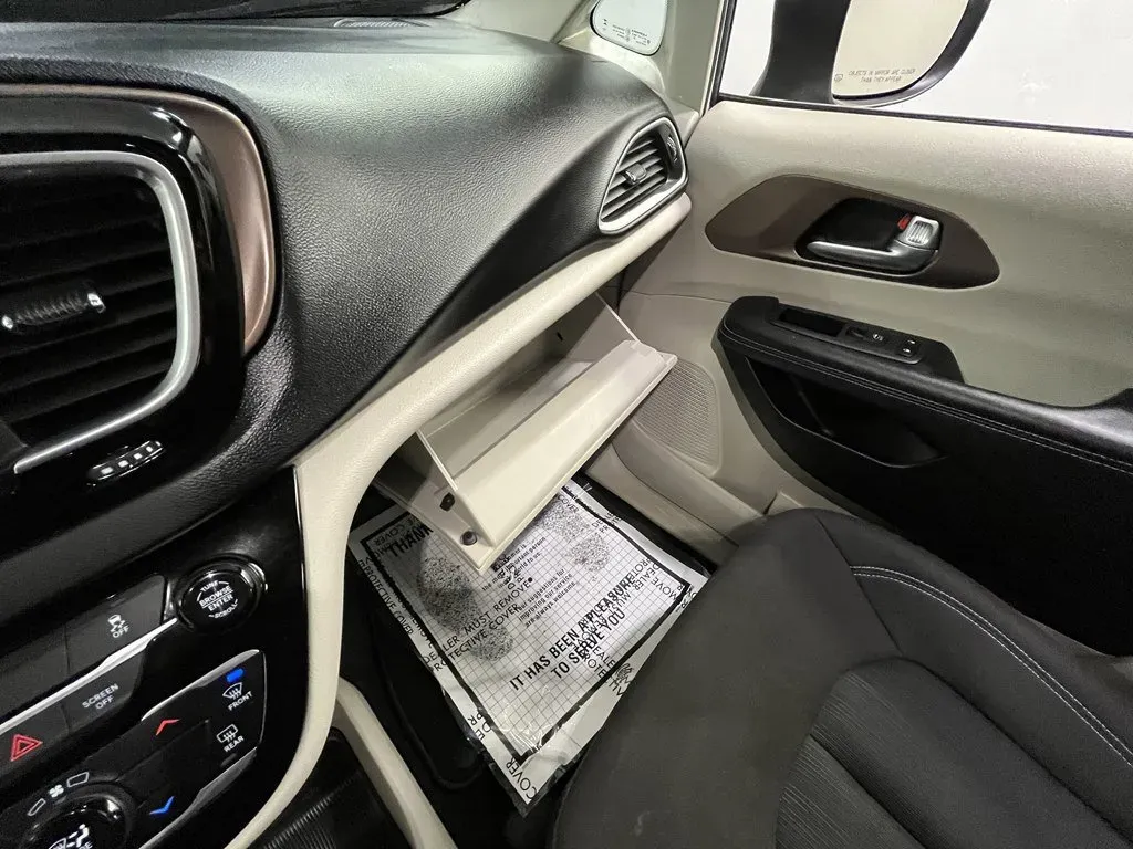 2024 Chrysler Voyager LX - Photo 21