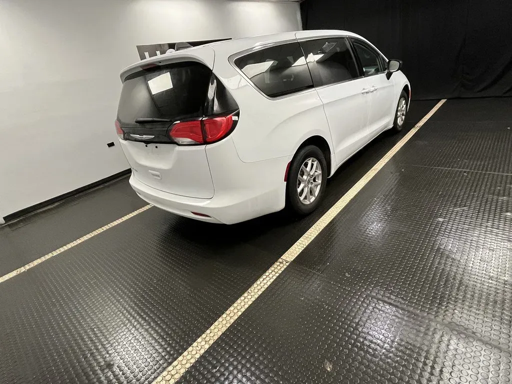 2024 Chrysler Voyager LX - Photo 6