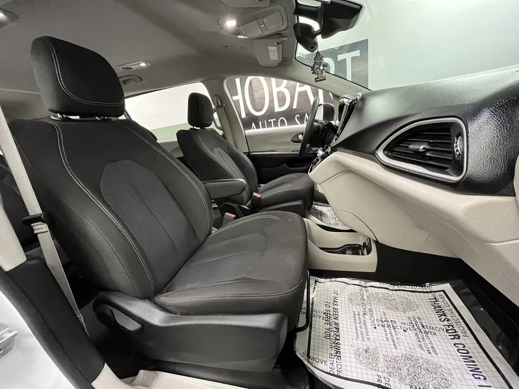 2024 Chrysler Voyager LX - Photo 11