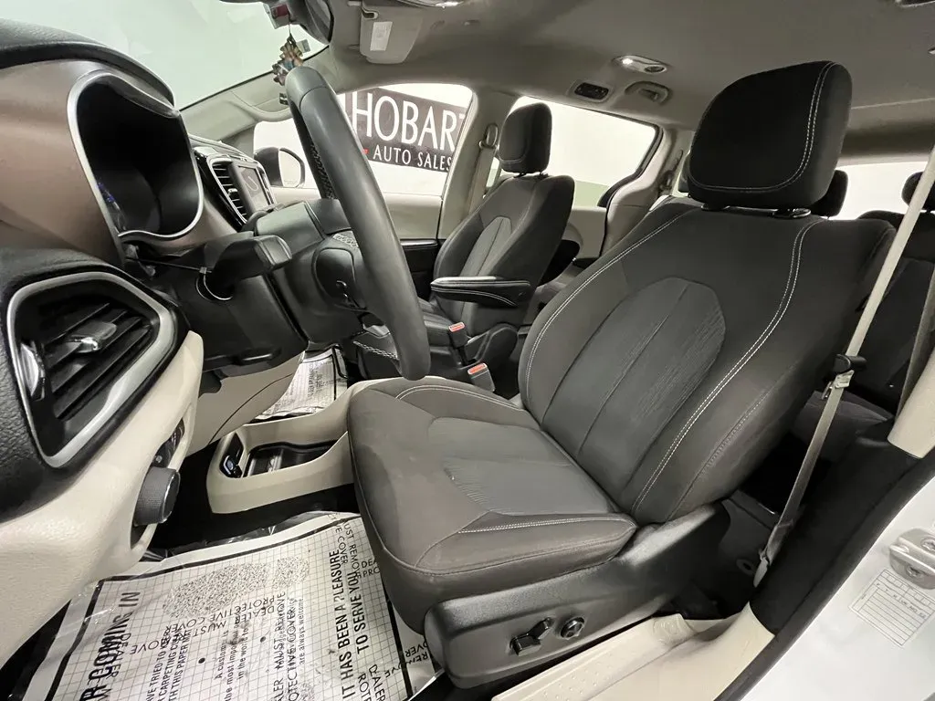 2024 Chrysler Voyager LX - Photo 8