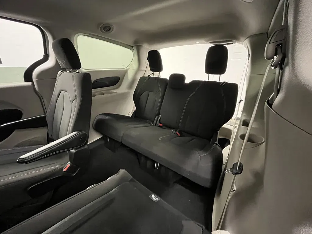 2024 Chrysler Voyager LX - Photo 16