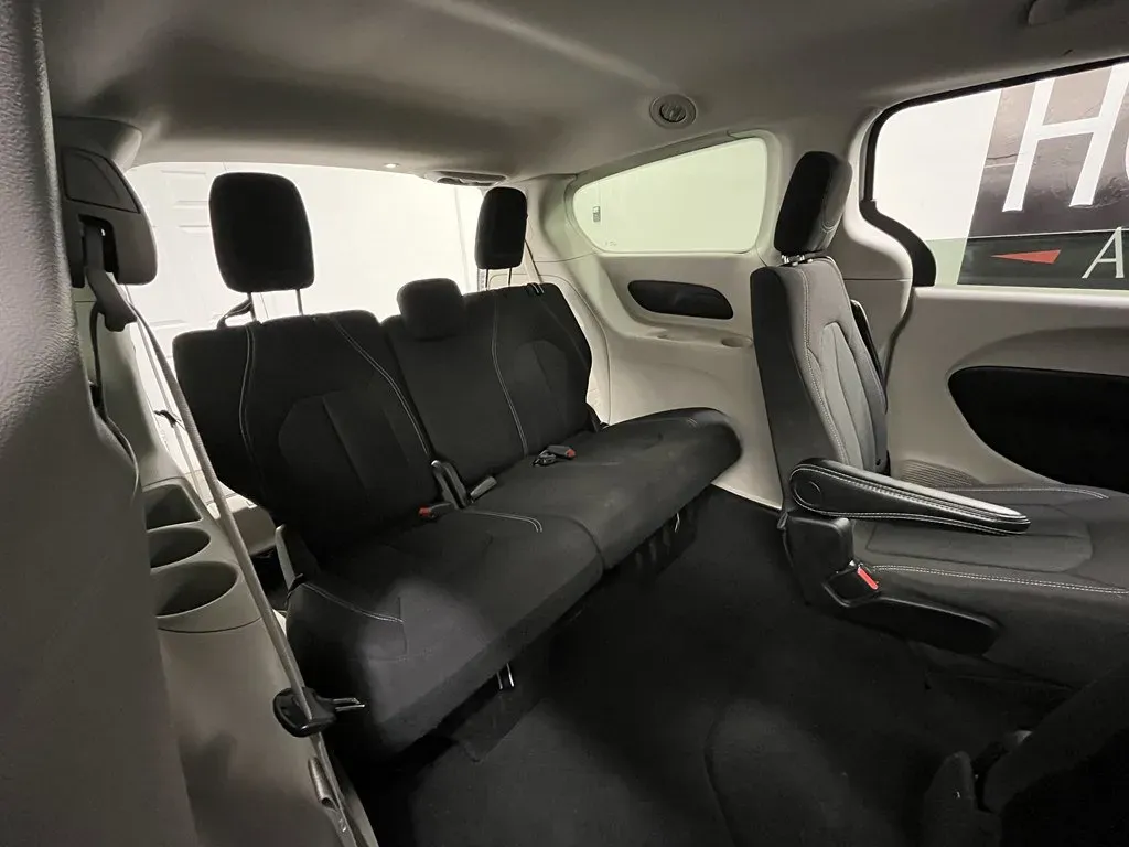 2024 Chrysler Voyager LX - Photo 17